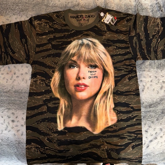 Brand new Taylor Swift “Follow your dreams” T-Shirt. Men’s large and super RARE!